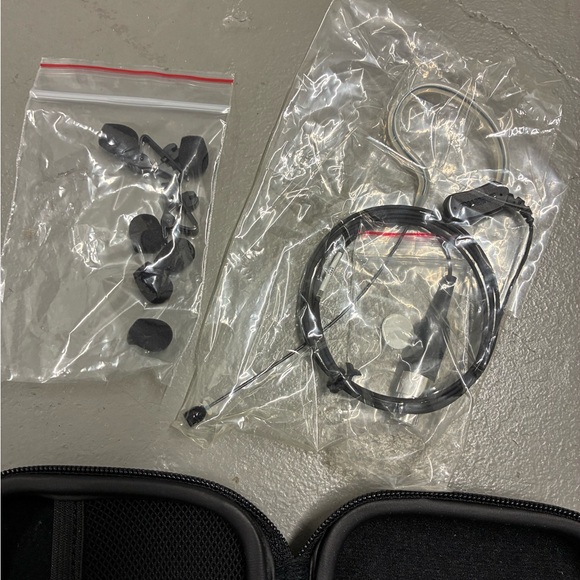 Shure MX153T/O-TQG Microflex
Omnidirectional Earset Mic with TQG
Connection - Picture 4 of 4